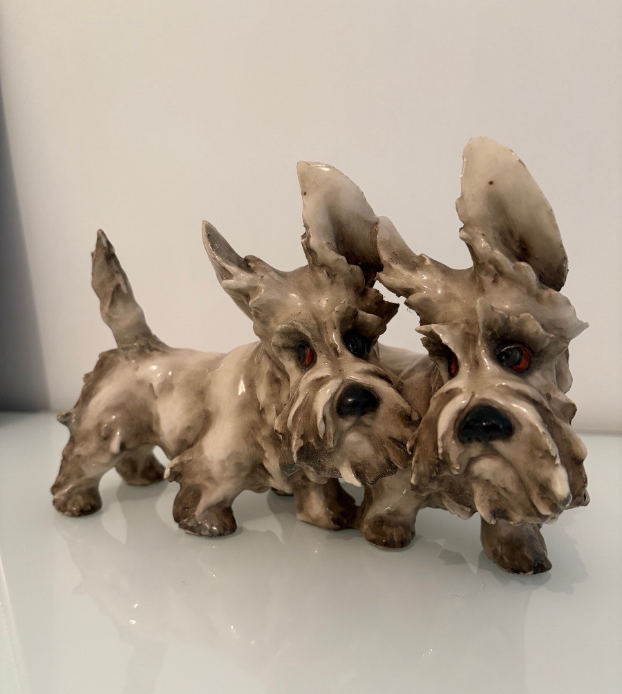 Scultura in ceramica policroma raffigurante due Scottish Terrier – Guido Cacciapuoti, anni ’40
