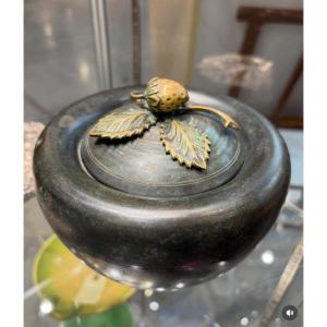 Una coppa in metallo, Deco