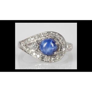 585 White Gold Ring Stylizing A Loop Centered With A Beautiful Star Sapphire Cabochon