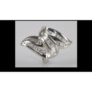 A 750 White Gold Ring Stylizing A Ribboned Knot Set With Baguette-cut Diamonds