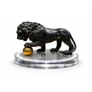 Bronze Lion With Sphere - Italian Work, XIXᵉ Century, Probably Earlier