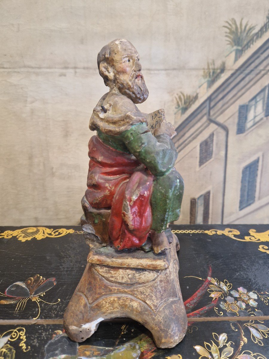 Scultura in legno dipinta raffigurante Santo con in mano un libro. Italia del sud XVIII secolo.-photo-1