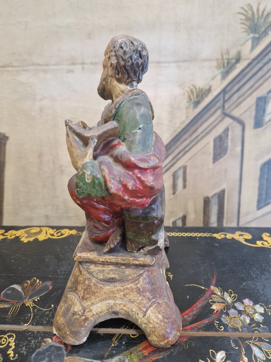 Scultura in legno dipinta raffigurante Santo con in mano un libro. Italia del sud XVIII secolo.-photo-3