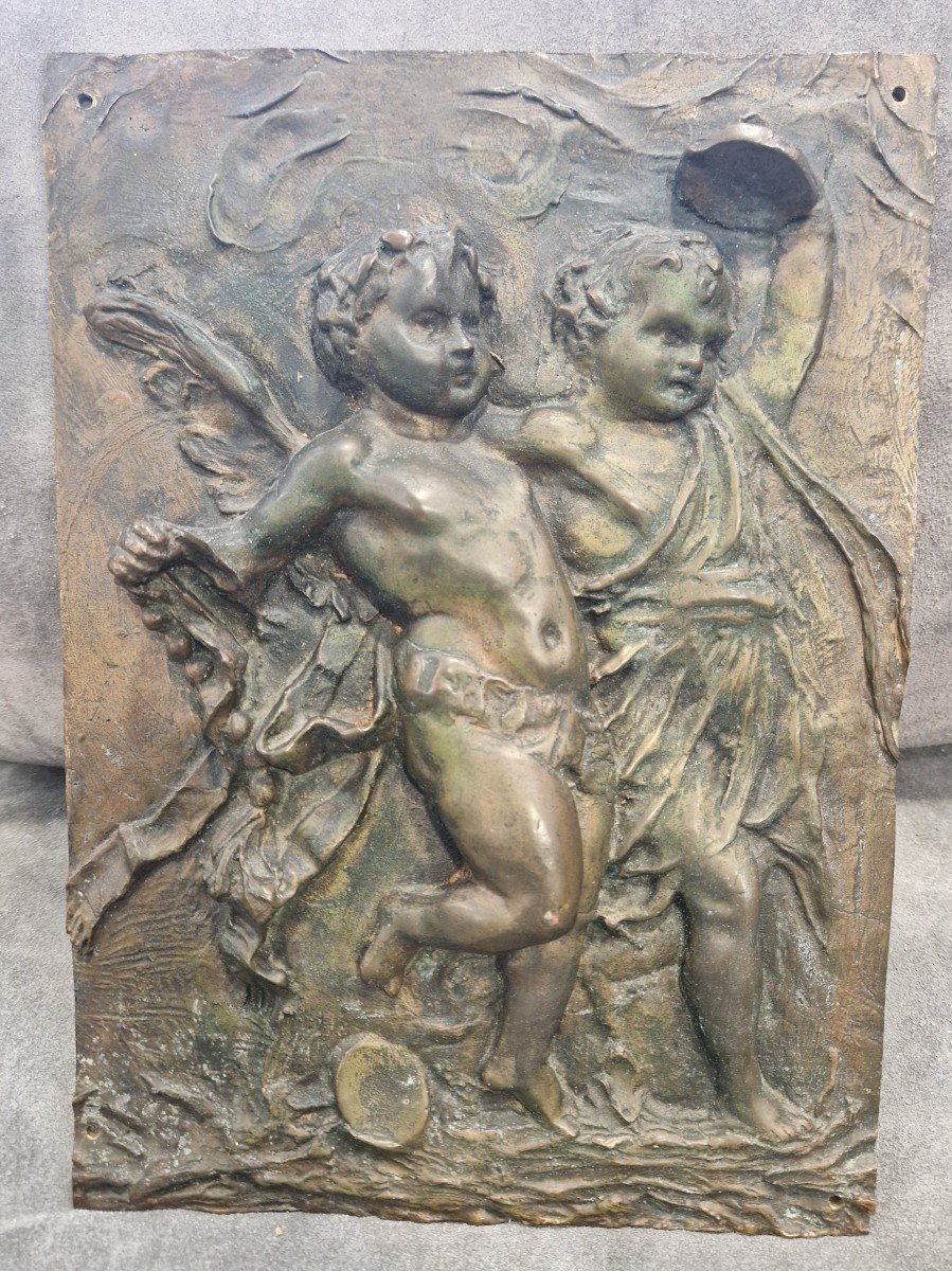 Altorilievo in bronzo raffiguarante putti danzanti. Realizzati alla fine dell'ottocento.