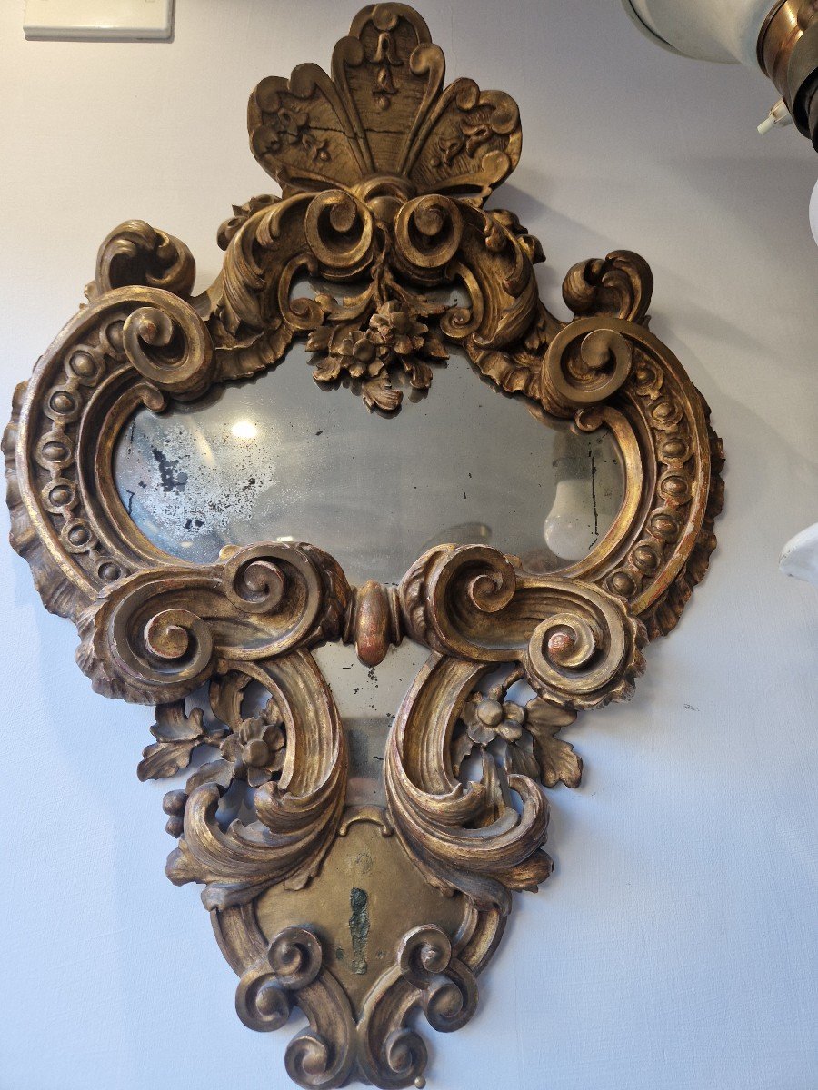 Piccola specchiera in legno dorato italiana del settecento