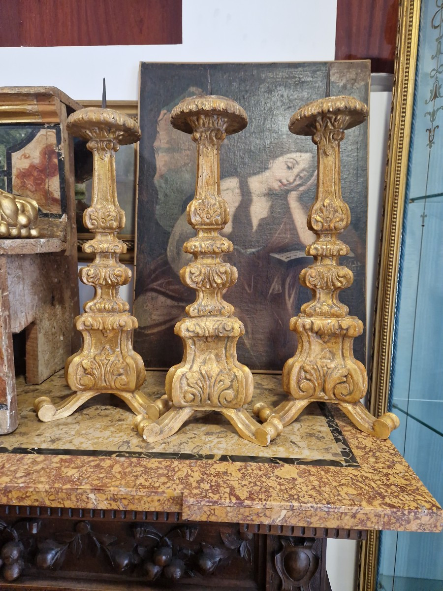 Tre deliziosi candelabri in legno dorato