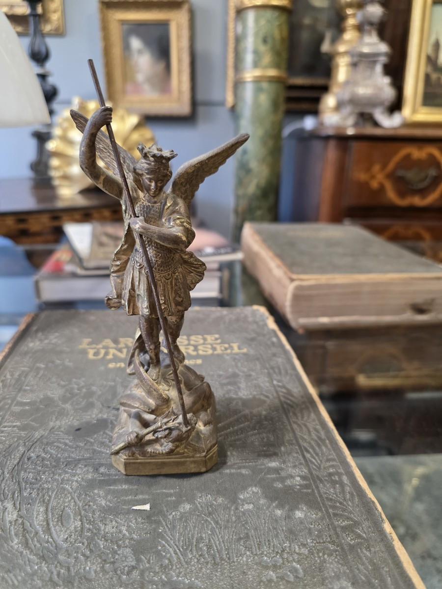 Piccola e antica statua in bronzo dorato finemente cesellata