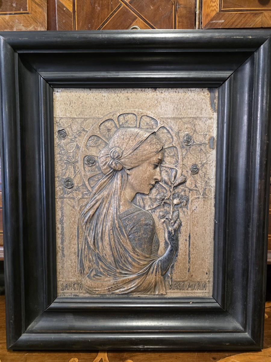 Bassorilievo in metallo, incorniciato in una cornice lignea nera e massiccia. Epoca Liberty