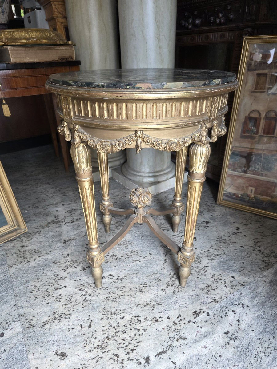 Tavolo tondo in legno dorato con piano in marmo. Epoca metà XIX secolo
