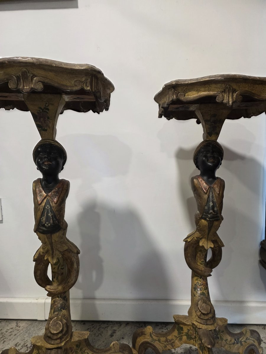 Coppia di trespoli in legno laccato e dorato, Venezia,   XIX secolo.-photo-2