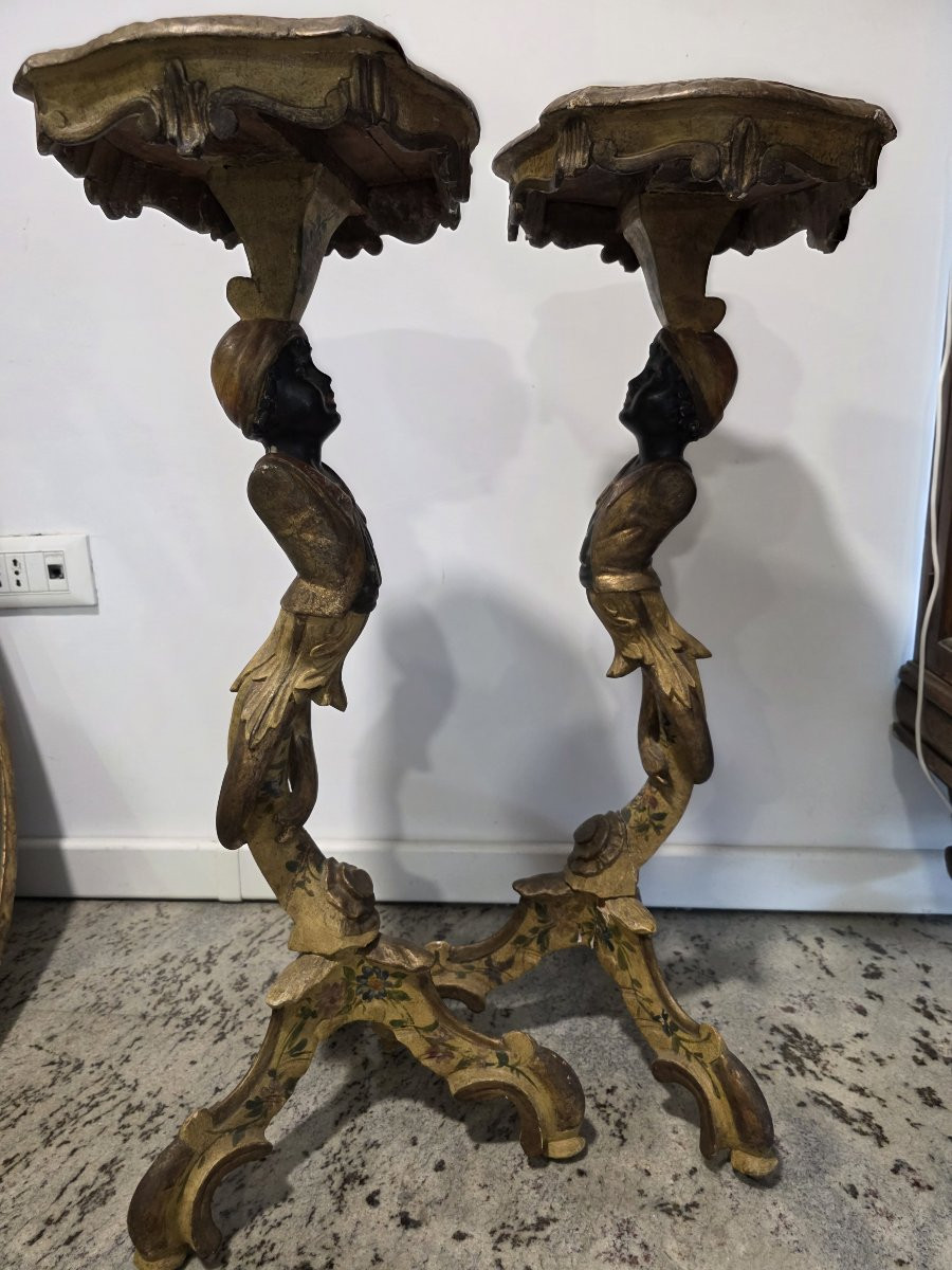 Coppia di trespoli in legno laccato e dorato, Venezia,   XIX secolo.-photo-3