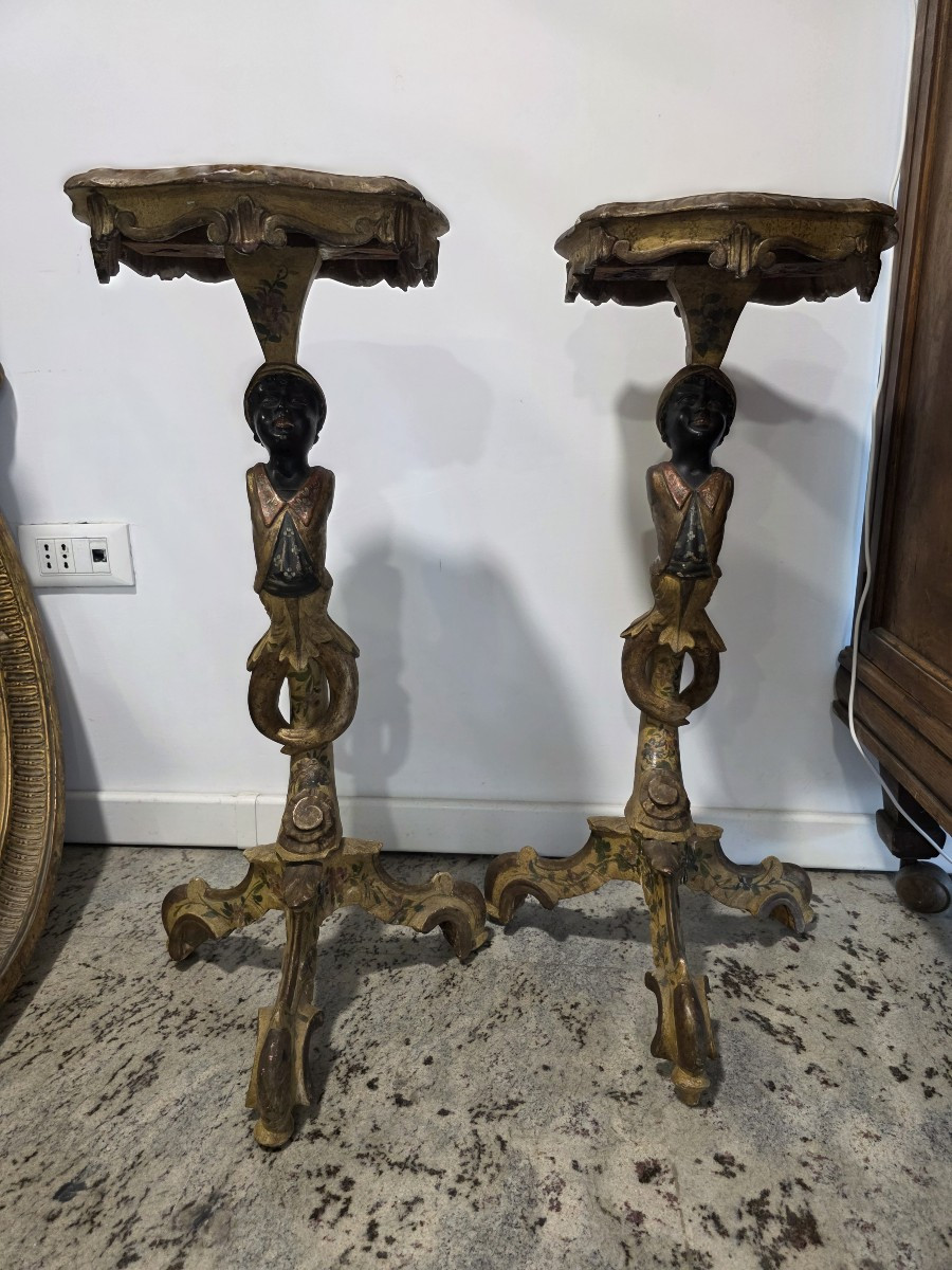 Coppia di trespoli in legno laccato e dorato, Venezia,   XIX secolo.