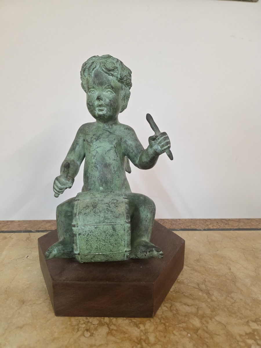 Putto con le ali che suona. Bronzo patinato dell'ottocento