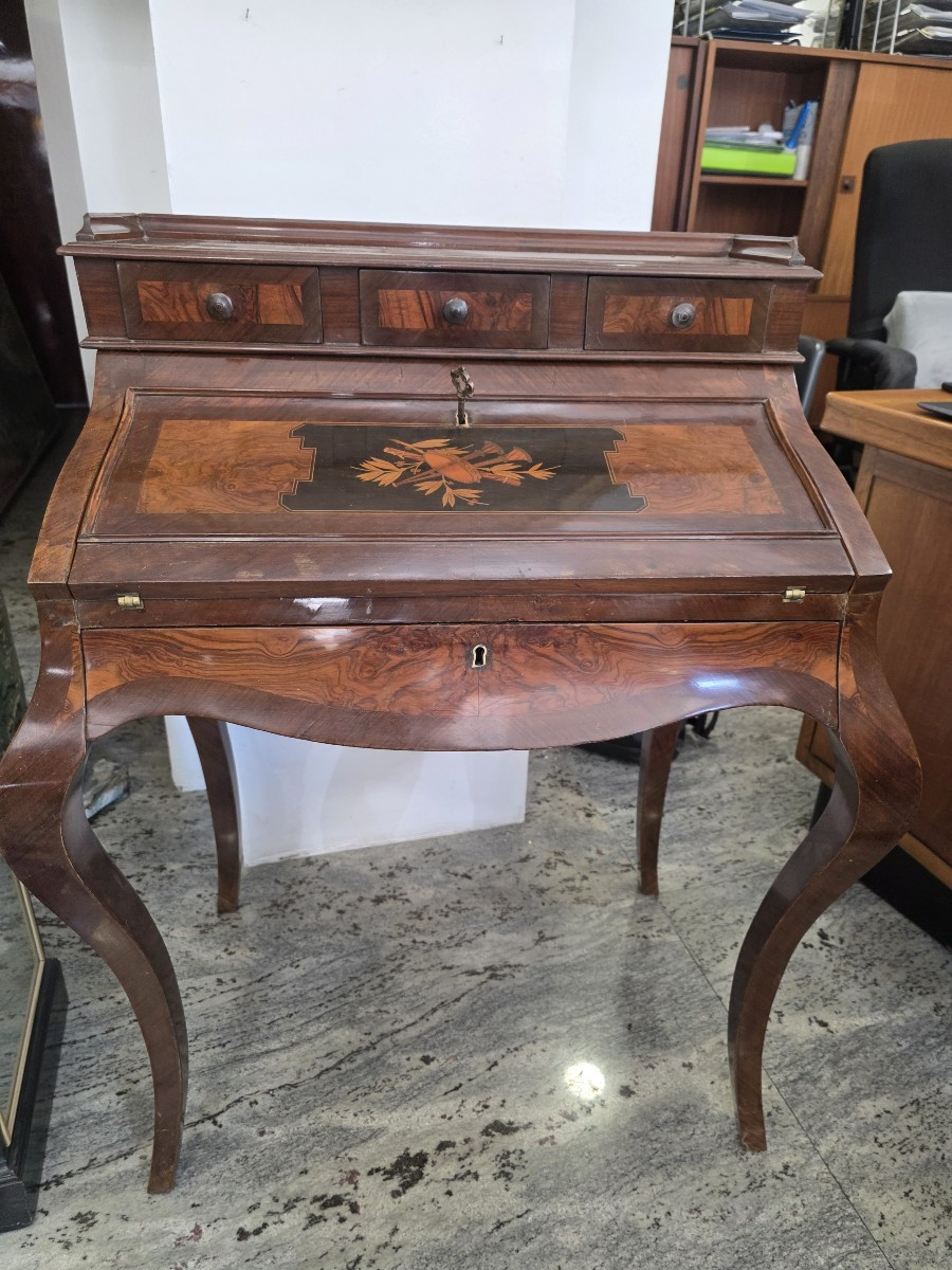 Scrivania intarsiata in palissandro in stile Luigi XV del XIX secolo con scomparto segreto