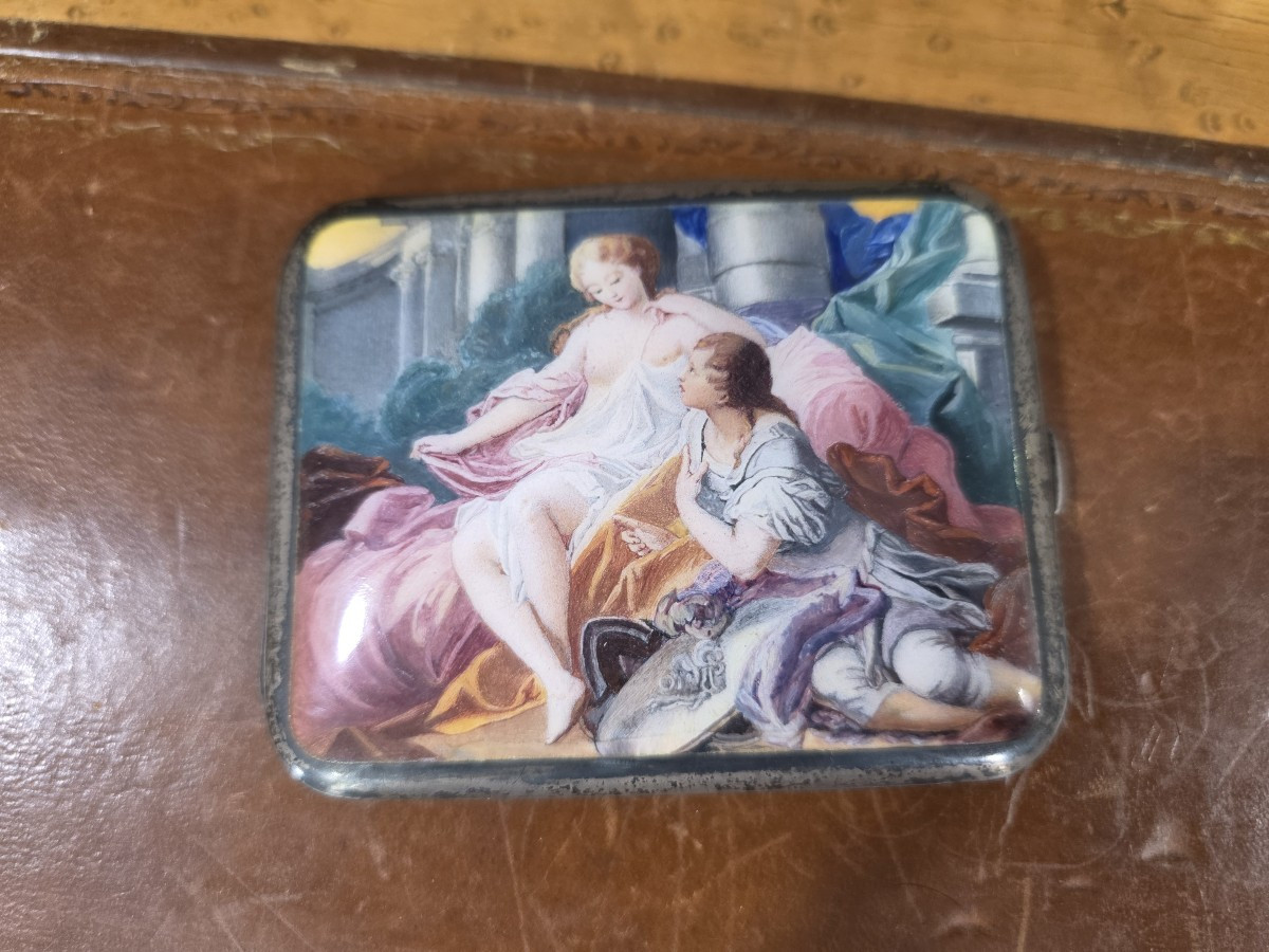   Portasigarette in argento con smalto raffigurante scena galante. Austria XIX.