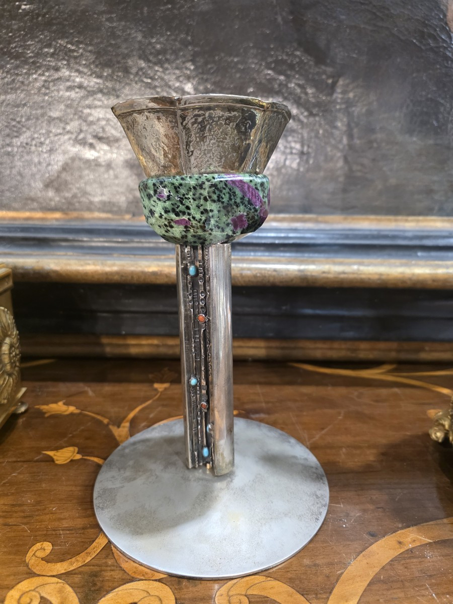 Calice in argento con inserti di corallo e lapislazuli.