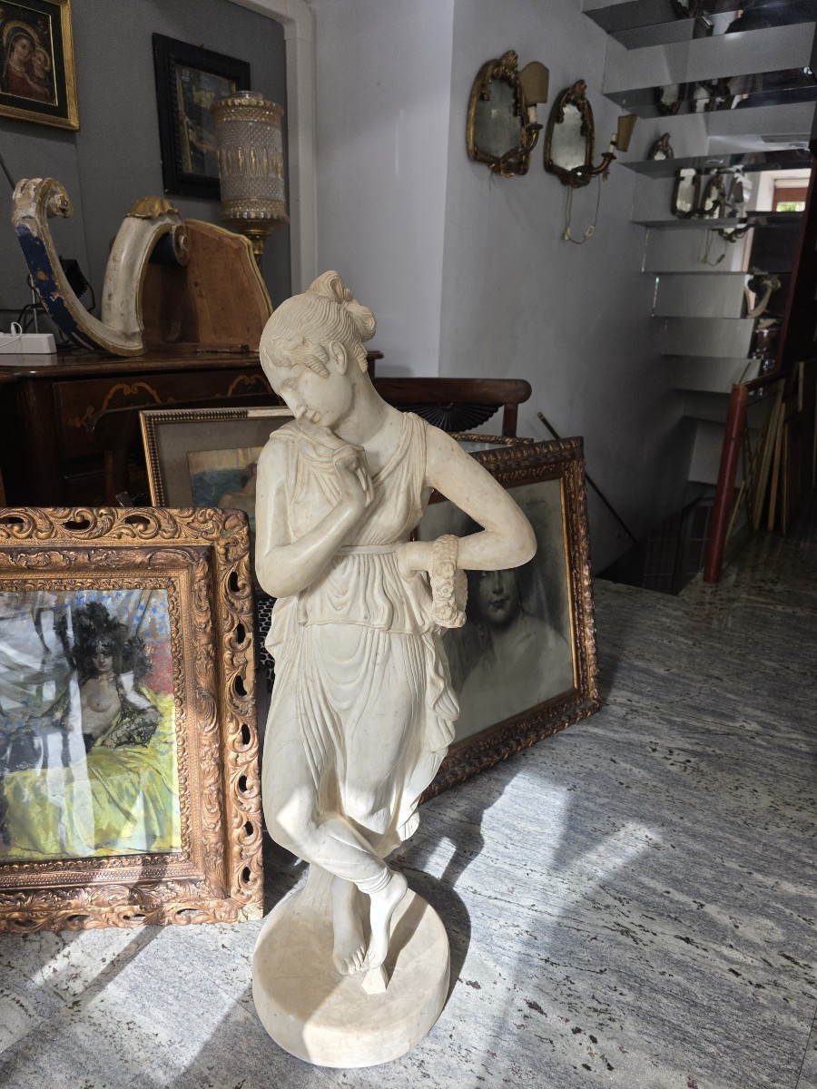 Statua in marmo zuccherino Da Antonio Canova. Danzatrice col dito al mento. XIX secolo