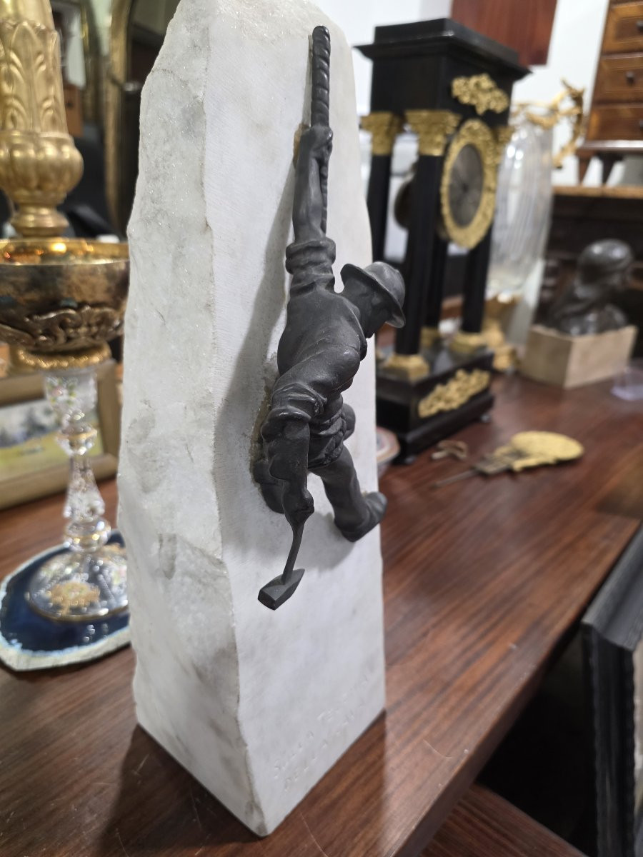 Bronzo scalatore con marmo. Epoca prima metà del novecento-photo-2