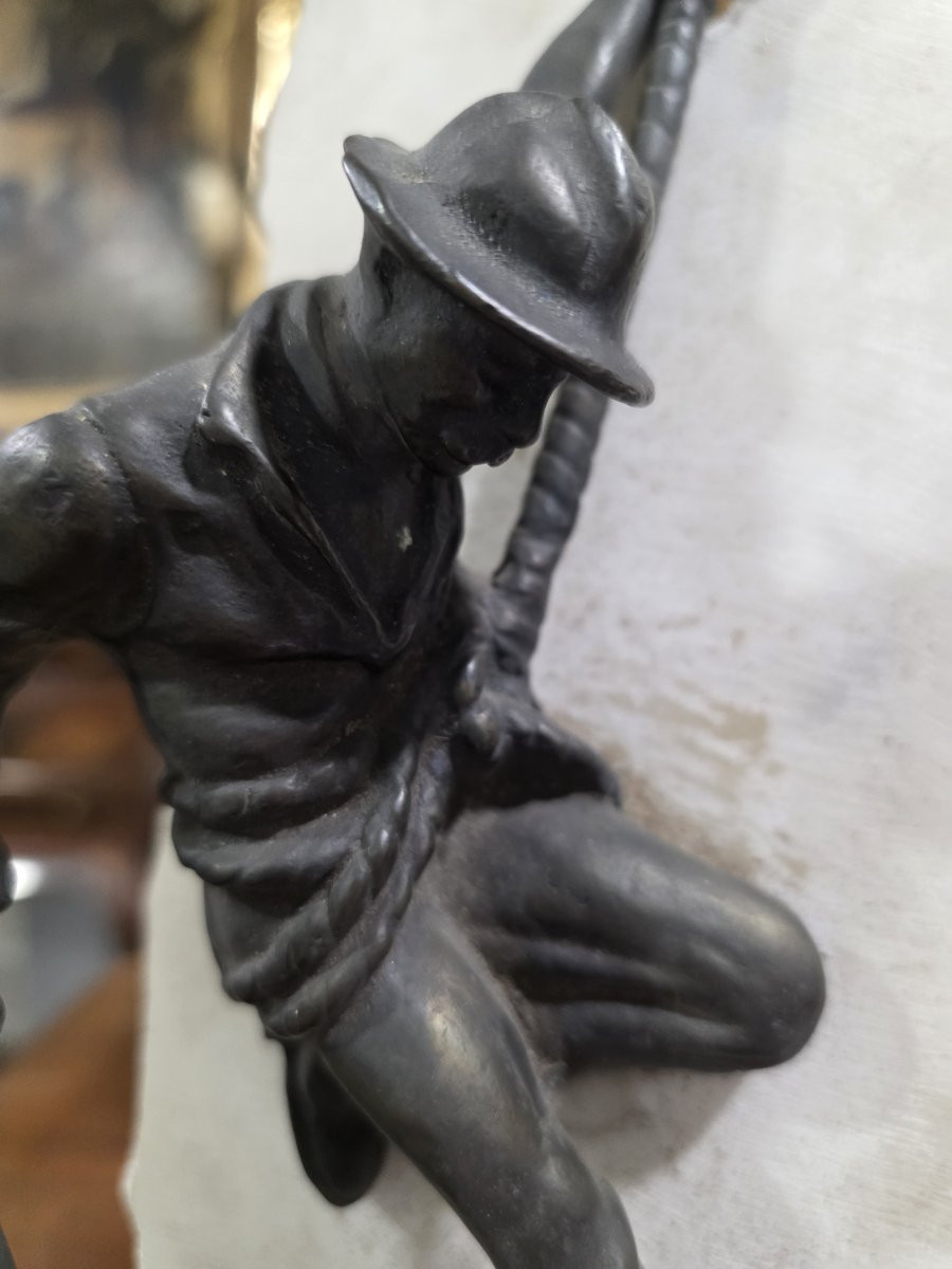 Bronzo scalatore con marmo. Epoca prima metà del novecento-photo-1