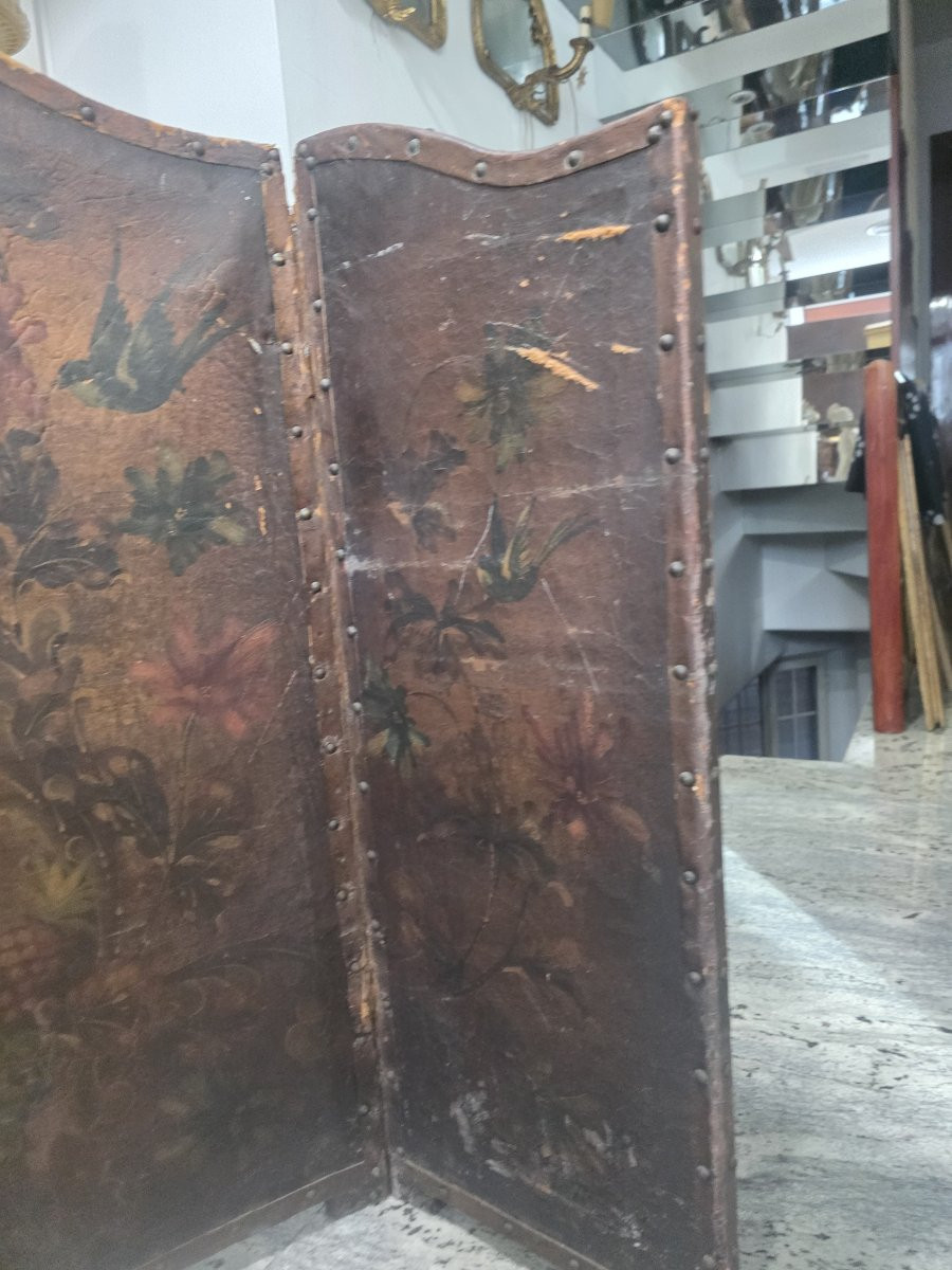 iccolo separè in cuoio di Cordoba dipinta. Epoca metà settecento-photo-2