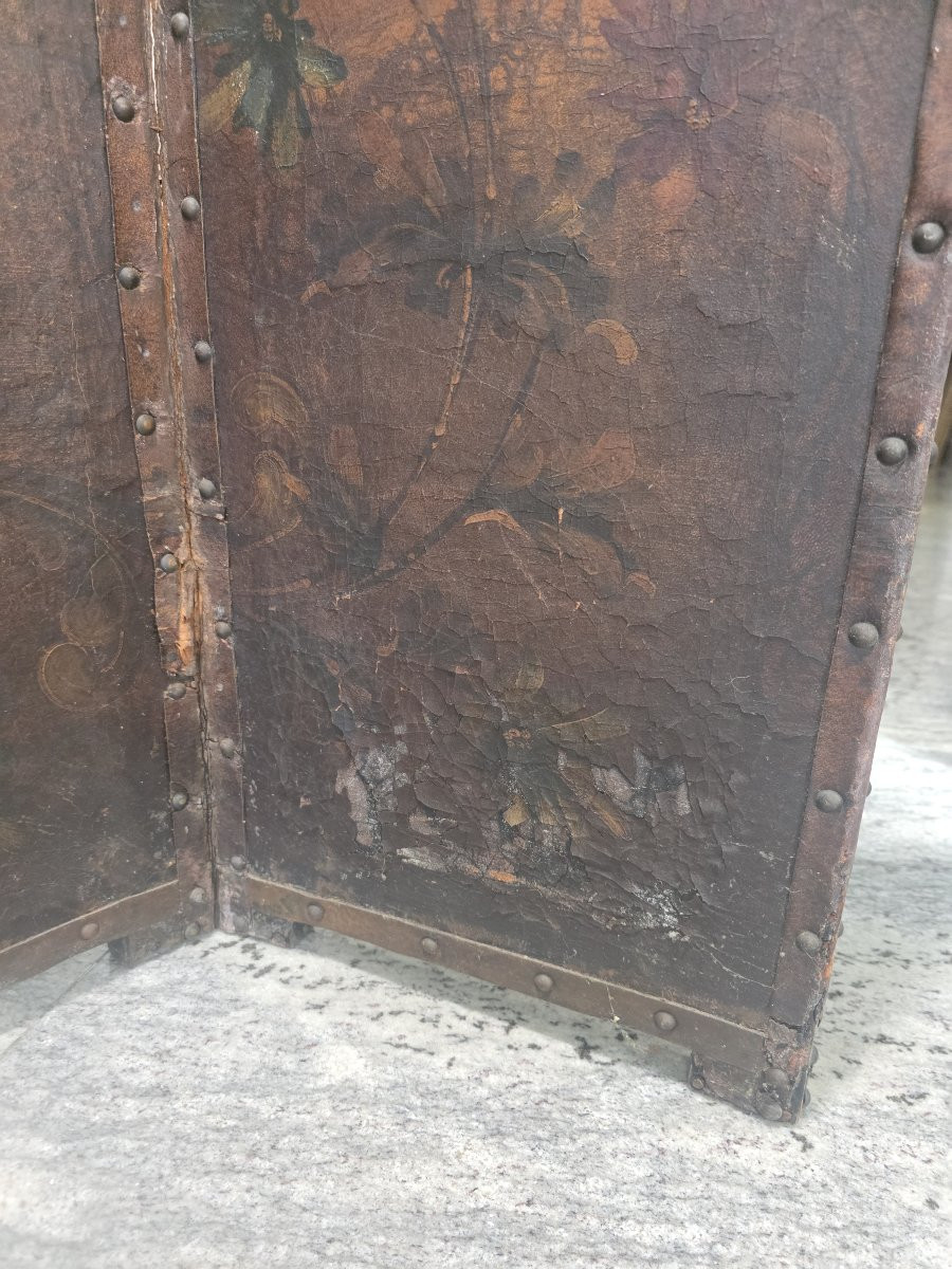 iccolo separè in cuoio di Cordoba dipinta. Epoca metà settecento-photo-8