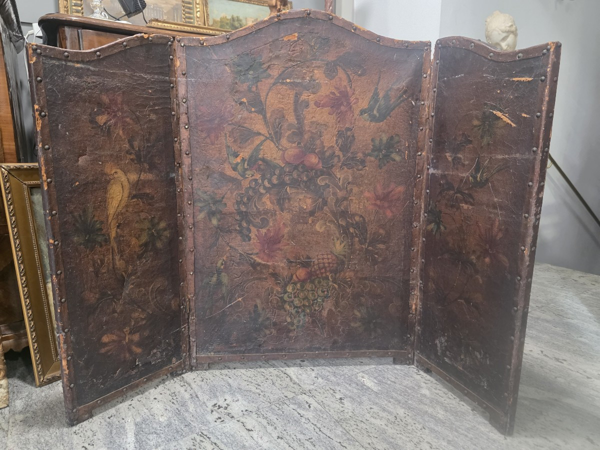 iccolo separè in cuoio di Cordoba dipinta. Epoca metà settecento