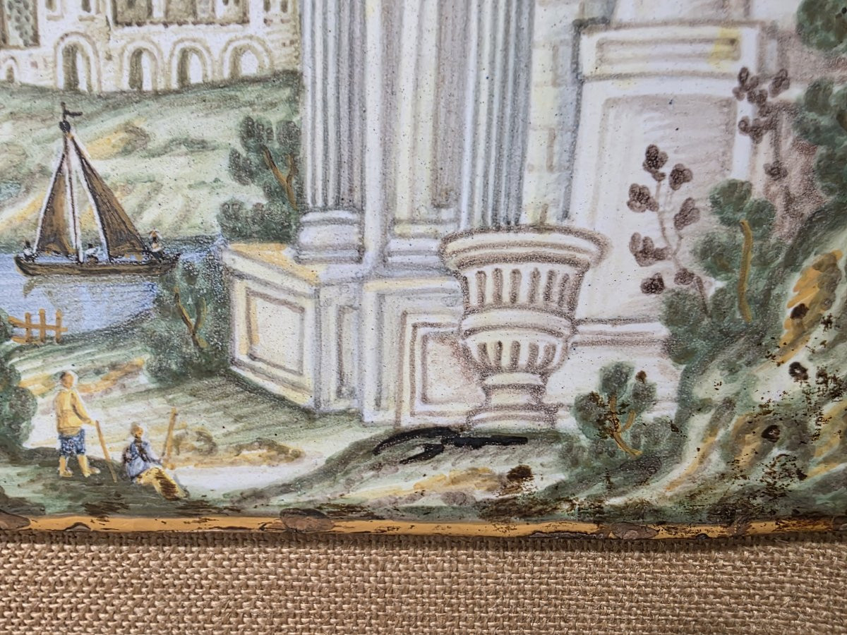 Pacca grande in maiolica di Castelli, XVIII secolo, decorate con rovine e personaggi.-photo-2