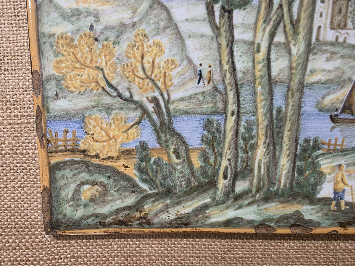 Pacca grande in maiolica di Castelli, XVIII secolo, decorate con rovine e personaggi.-photo-2