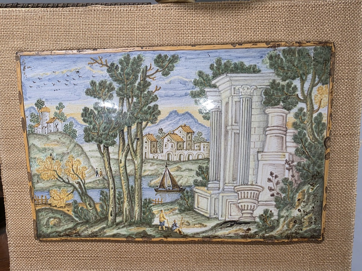 Pacca grande in maiolica di Castelli, XVIII secolo, decorate con rovine e personaggi.