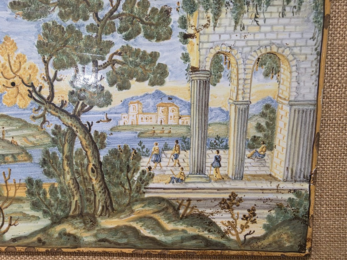 Pacca grande in maiolica di Castelli, XVIII secolo, decorate con rovine e personaggi.-photo-2