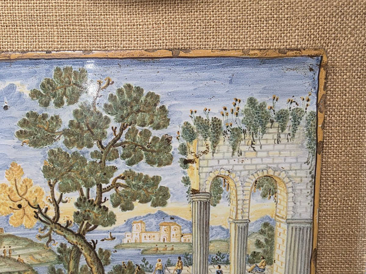 Pacca grande in maiolica di Castelli, XVIII secolo, decorate con rovine e personaggi.-photo-3