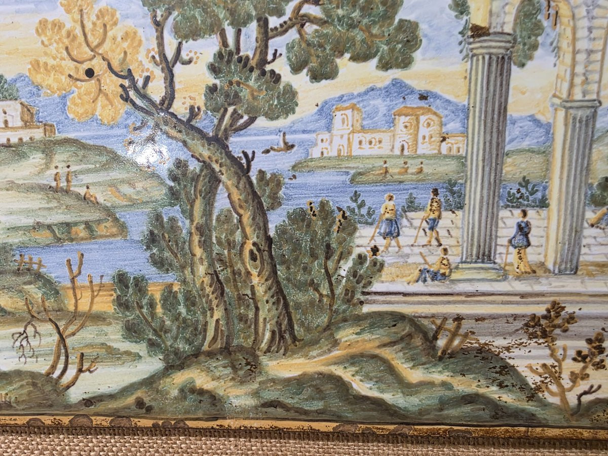 Pacca grande in maiolica di Castelli, XVIII secolo, decorate con rovine e personaggi.-photo-4