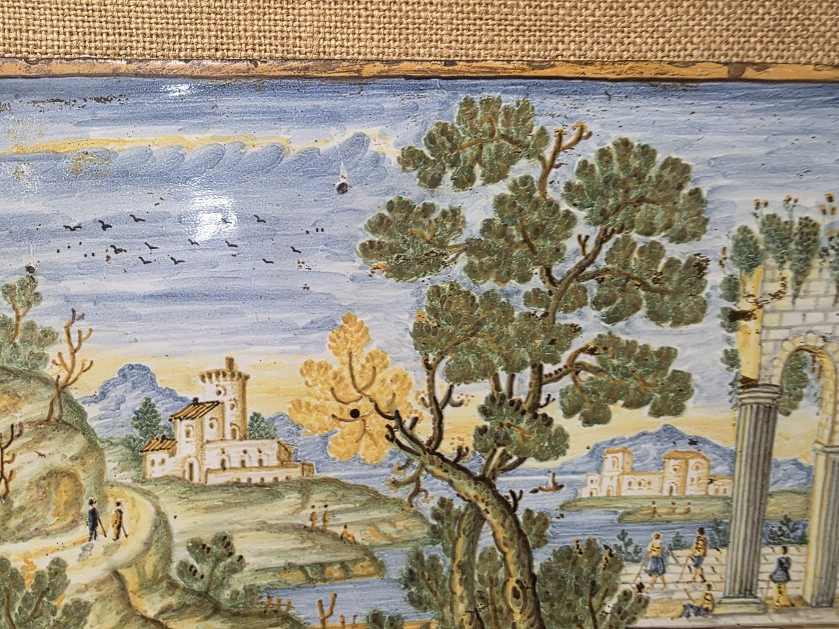 Pacca grande in maiolica di Castelli, XVIII secolo, decorate con rovine e personaggi.-photo-1