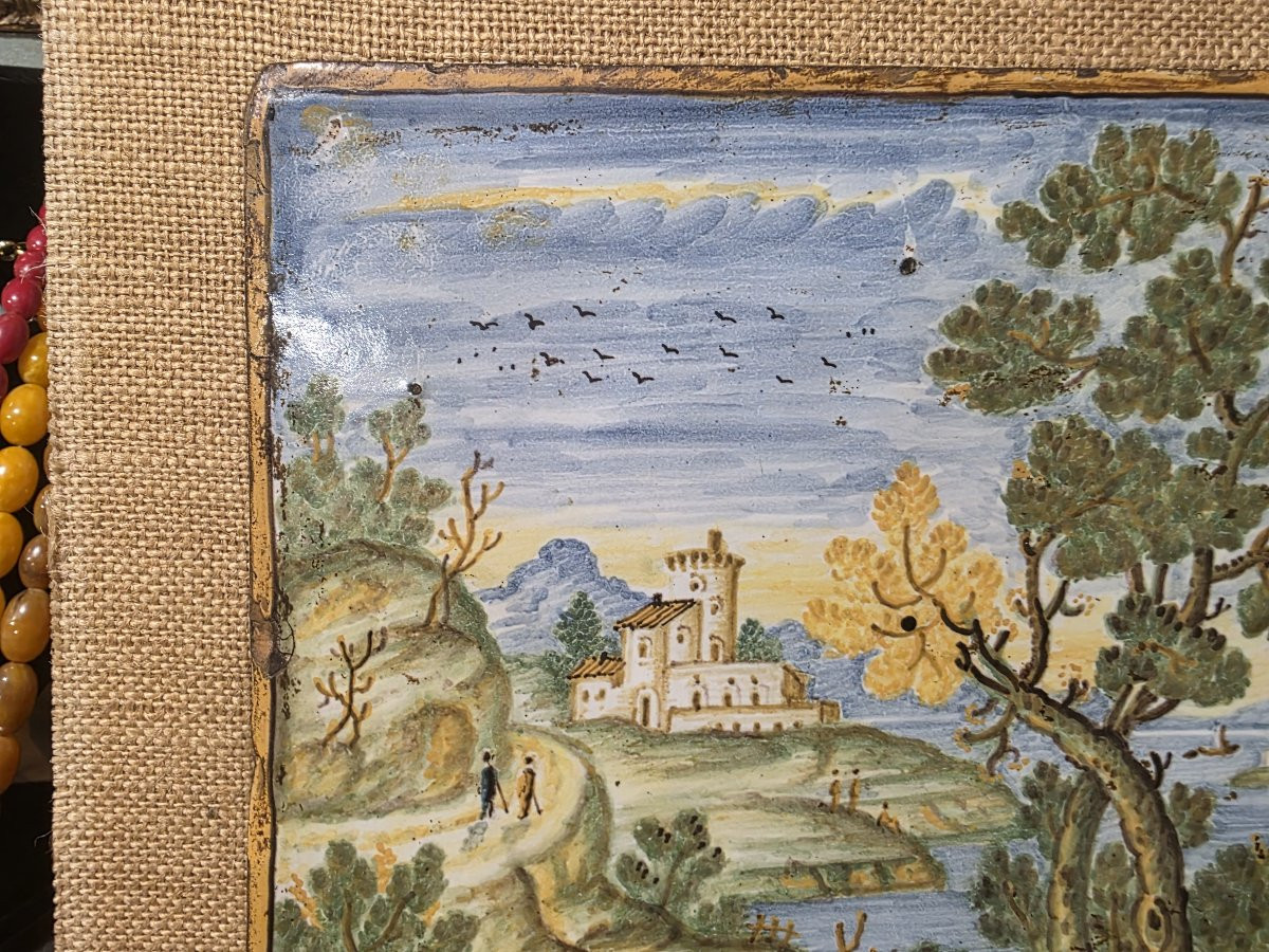 Pacca grande in maiolica di Castelli, XVIII secolo, decorate con rovine e personaggi.-photo-2