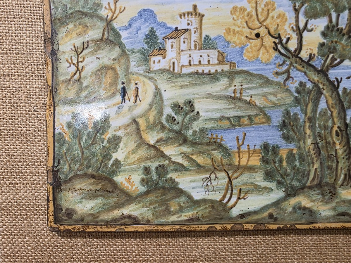 Pacca grande in maiolica di Castelli, XVIII secolo, decorate con rovine e personaggi.-photo-3