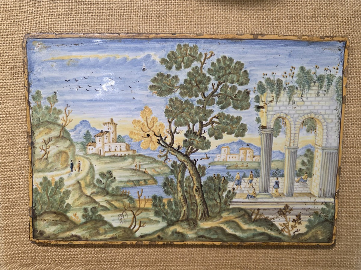 Pacca grande in maiolica di Castelli, XVIII secolo, decorate con rovine e personaggi.