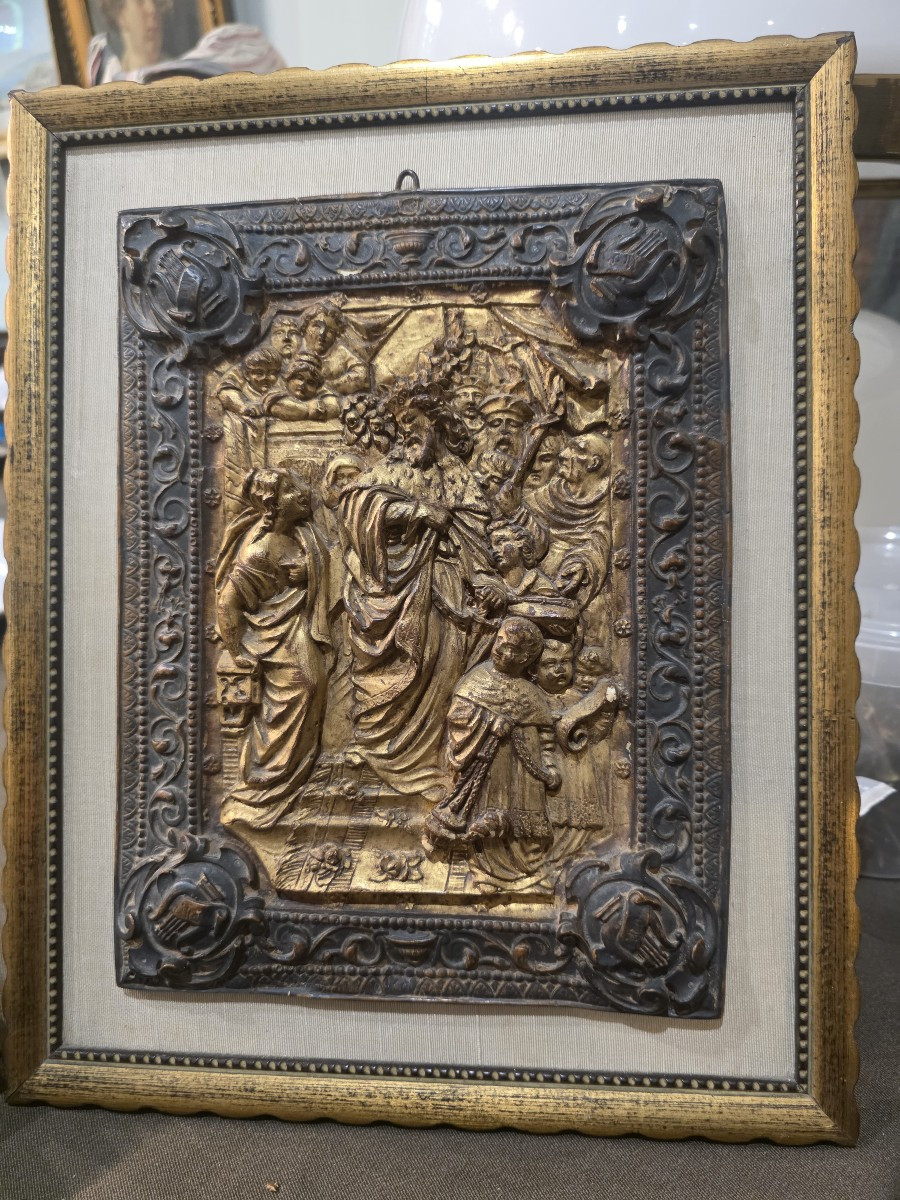 Placca in legno intagliato e dorato raffigurante scena storica, metà del XVIII