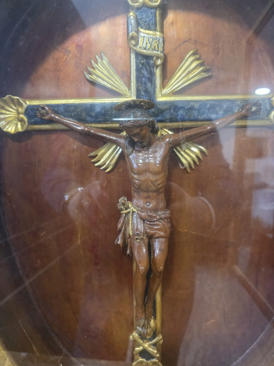 Cristo in legno con croce in legno laccata a finto marmo entro teca dorata-photo-2