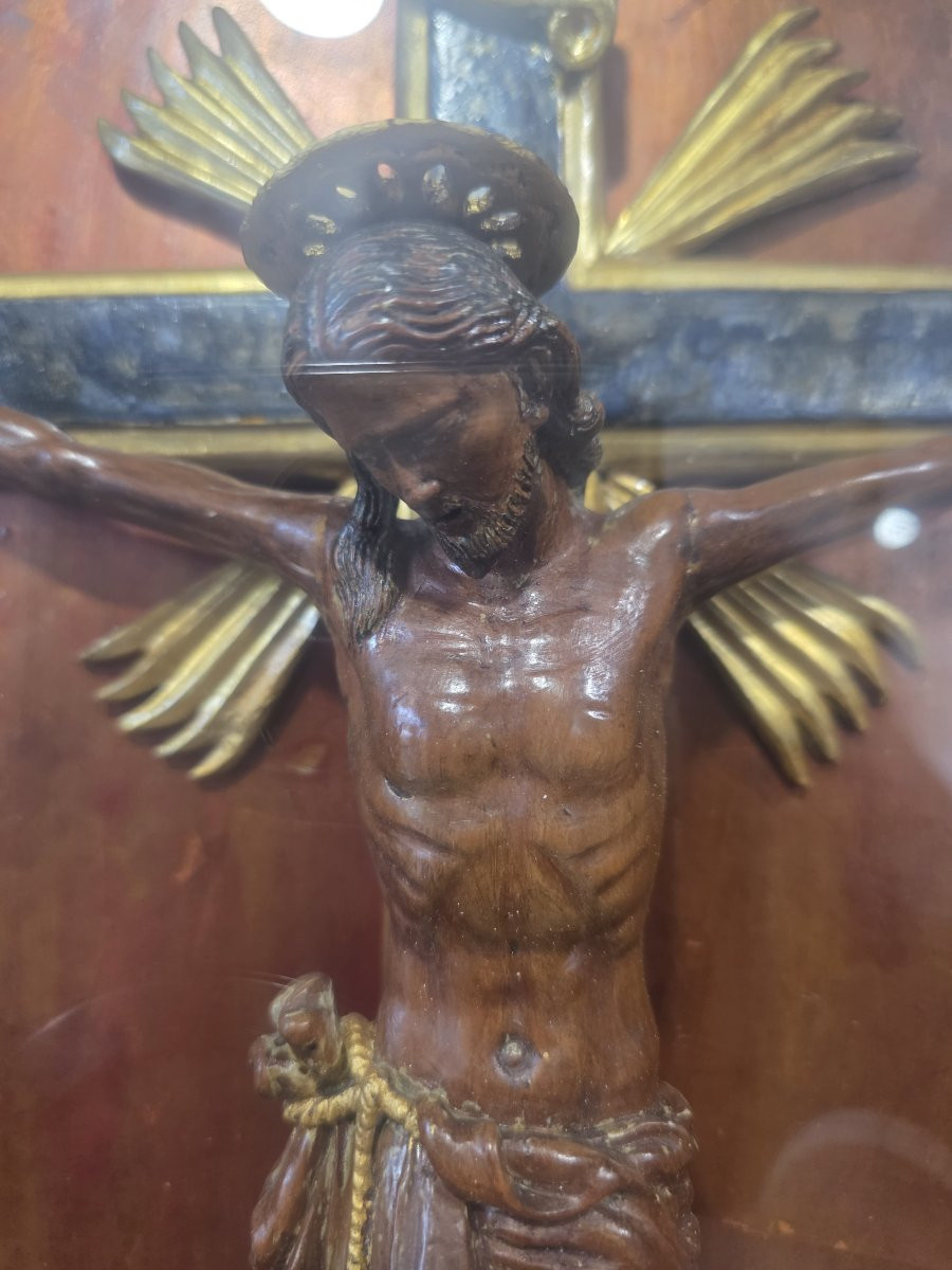 Cristo in legno con croce in legno laccata a finto marmo entro teca dorata-photo-3