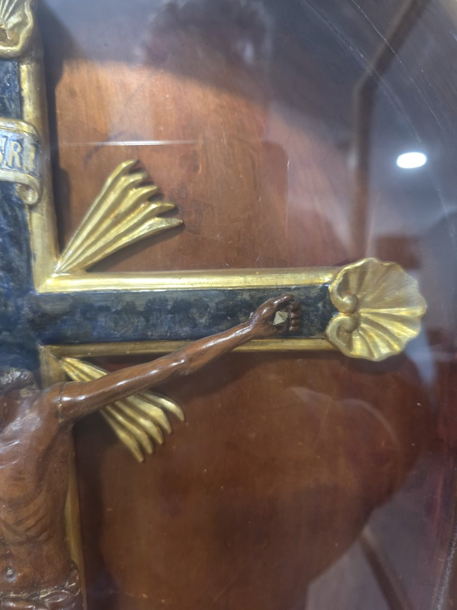 Cristo in legno con croce in legno laccata a finto marmo entro teca dorata-photo-2