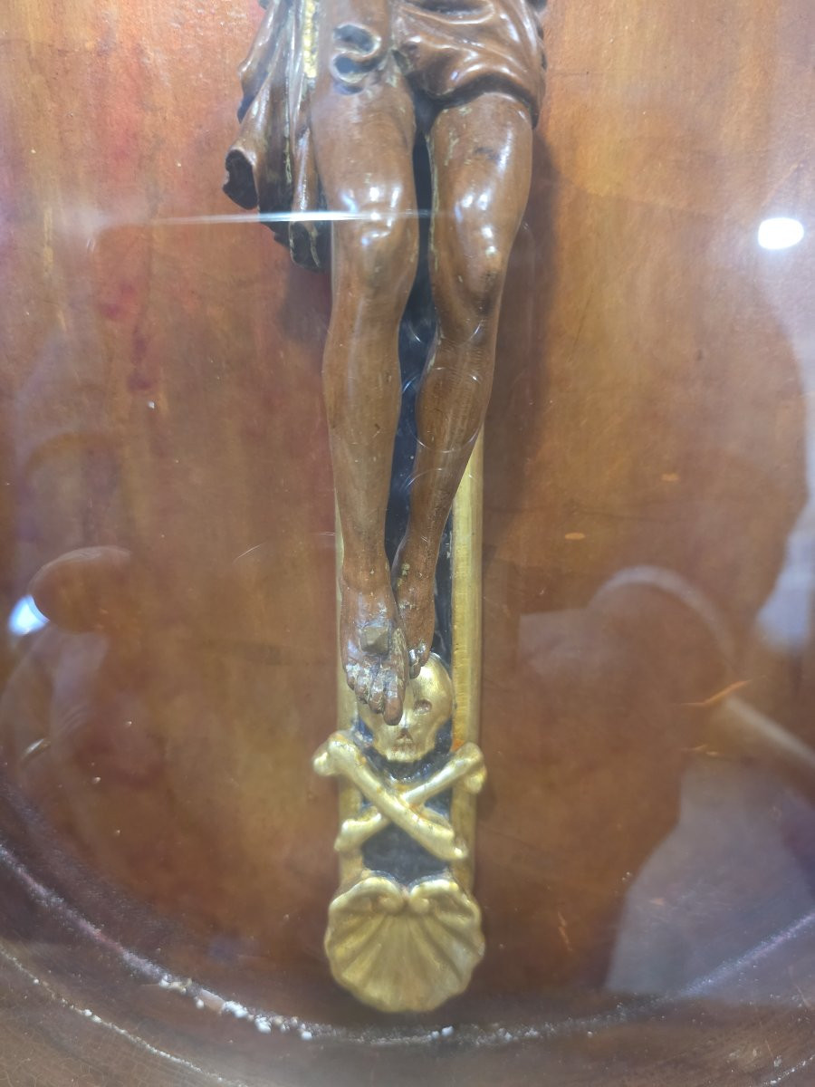 Cristo in legno con croce in legno laccata a finto marmo entro teca dorata-photo-4