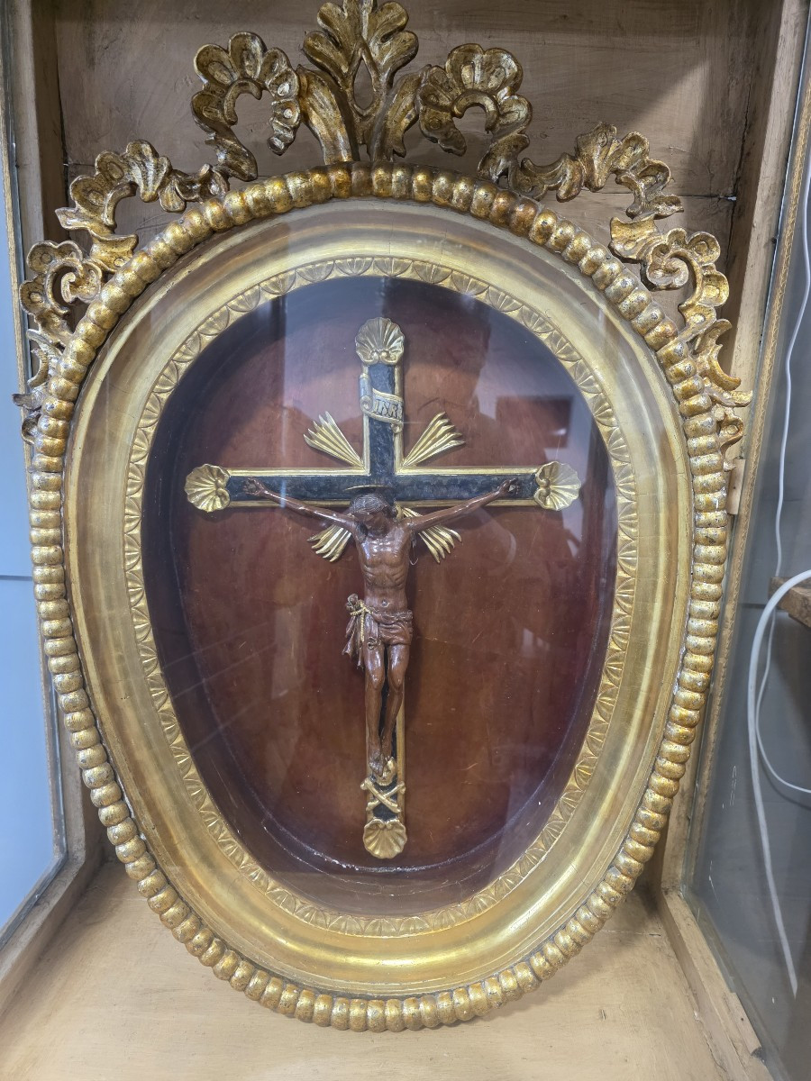 Cristo in legno con croce in legno laccata a finto marmo entro teca dorata