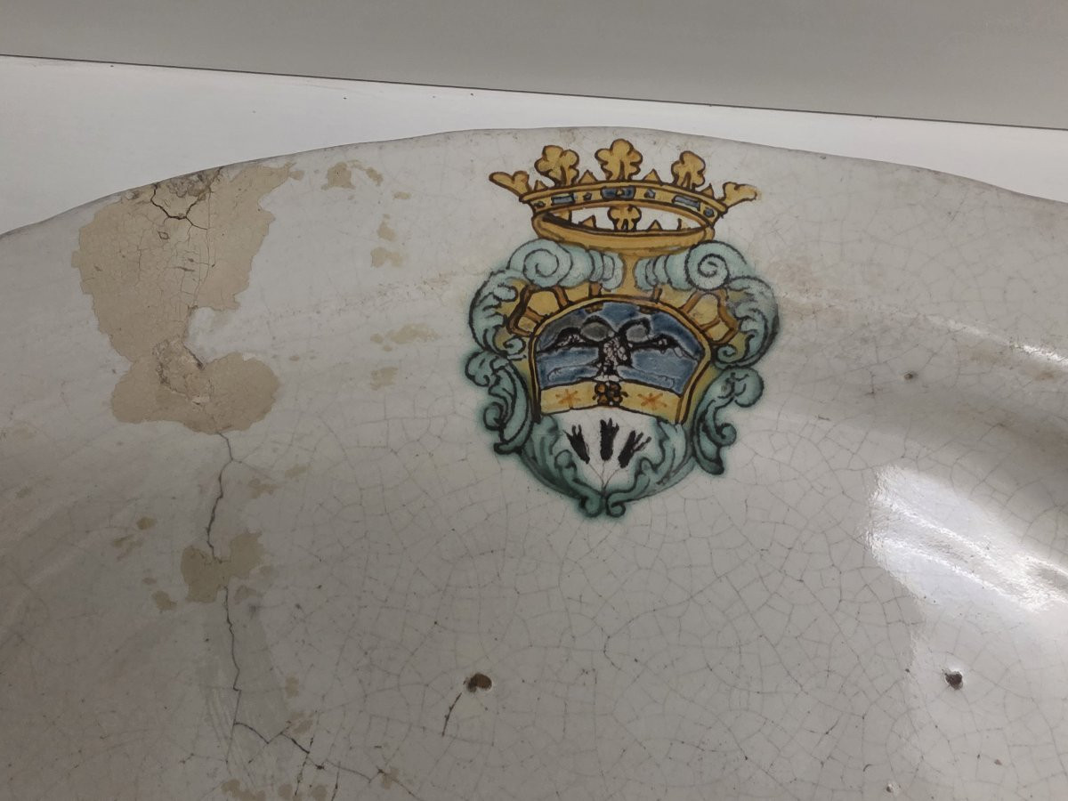 Vassoio in maiolica bianca con stemma. Italia centrale XVII/XVIII-photo-2