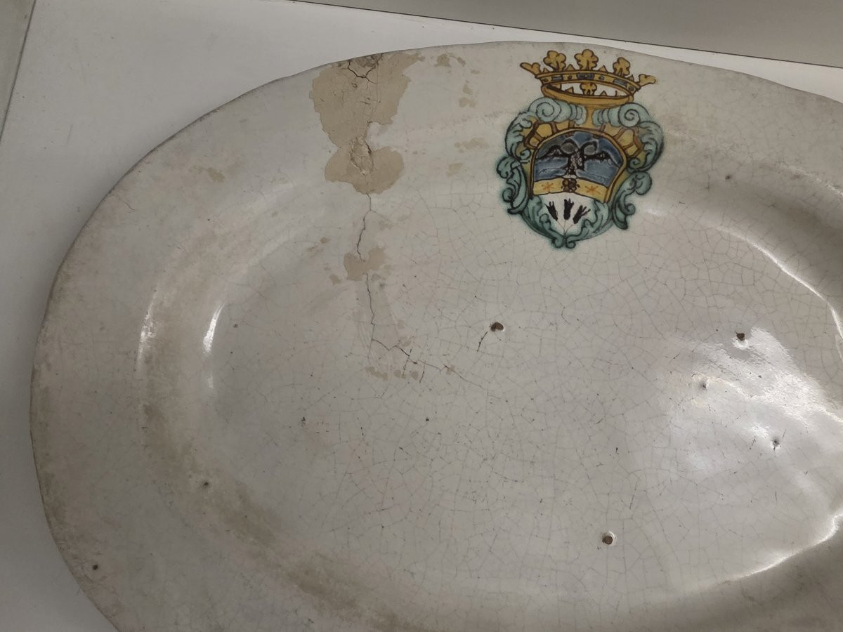Vassoio in maiolica bianca con stemma. Italia centrale XVII/XVIII-photo-1