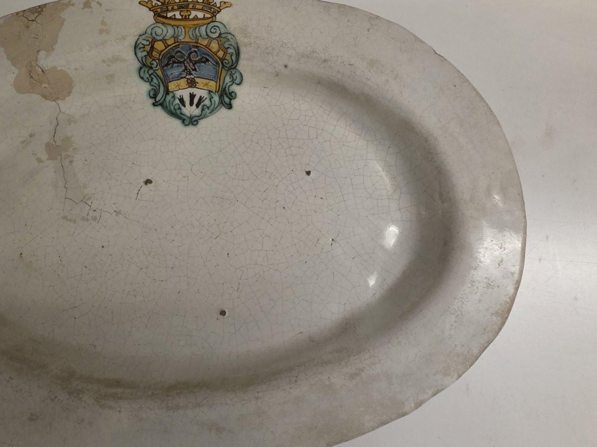 Vassoio in maiolica bianca con stemma. Italia centrale XVII/XVIII-photo-2