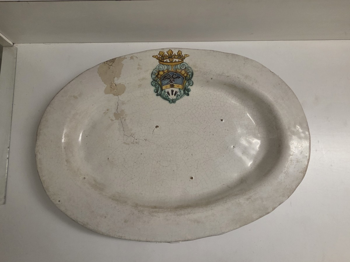 Vassoio in maiolica bianca con stemma. Italia centrale XVII/XVIII
