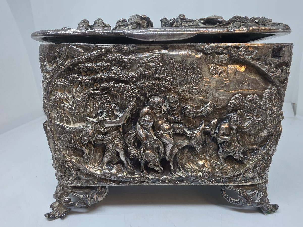 Portagioie in bronzo argentato del XIX secolo, decorato con scene di caccia e altro.-photo-2