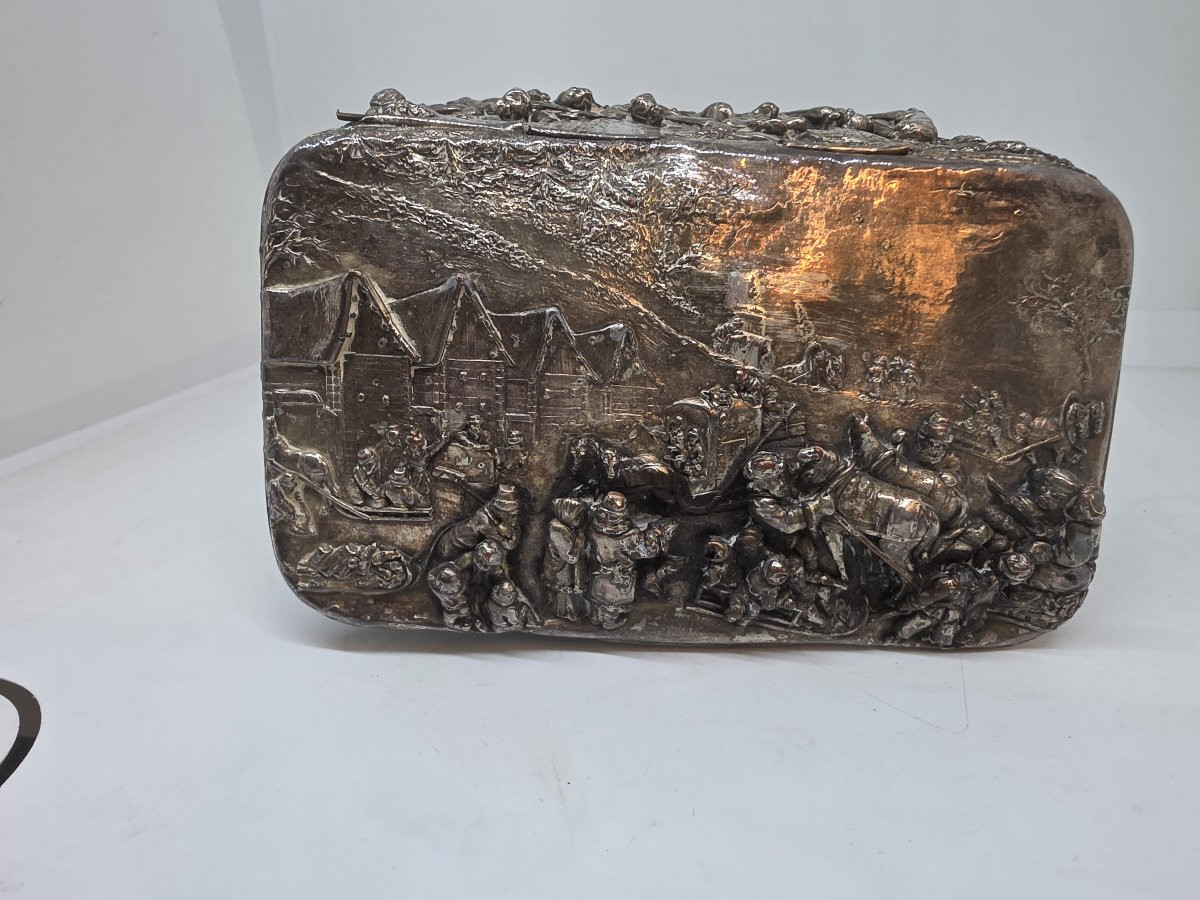 Portagioie in bronzo argentato del XIX secolo, decorato con scene di caccia e altro.-photo-4