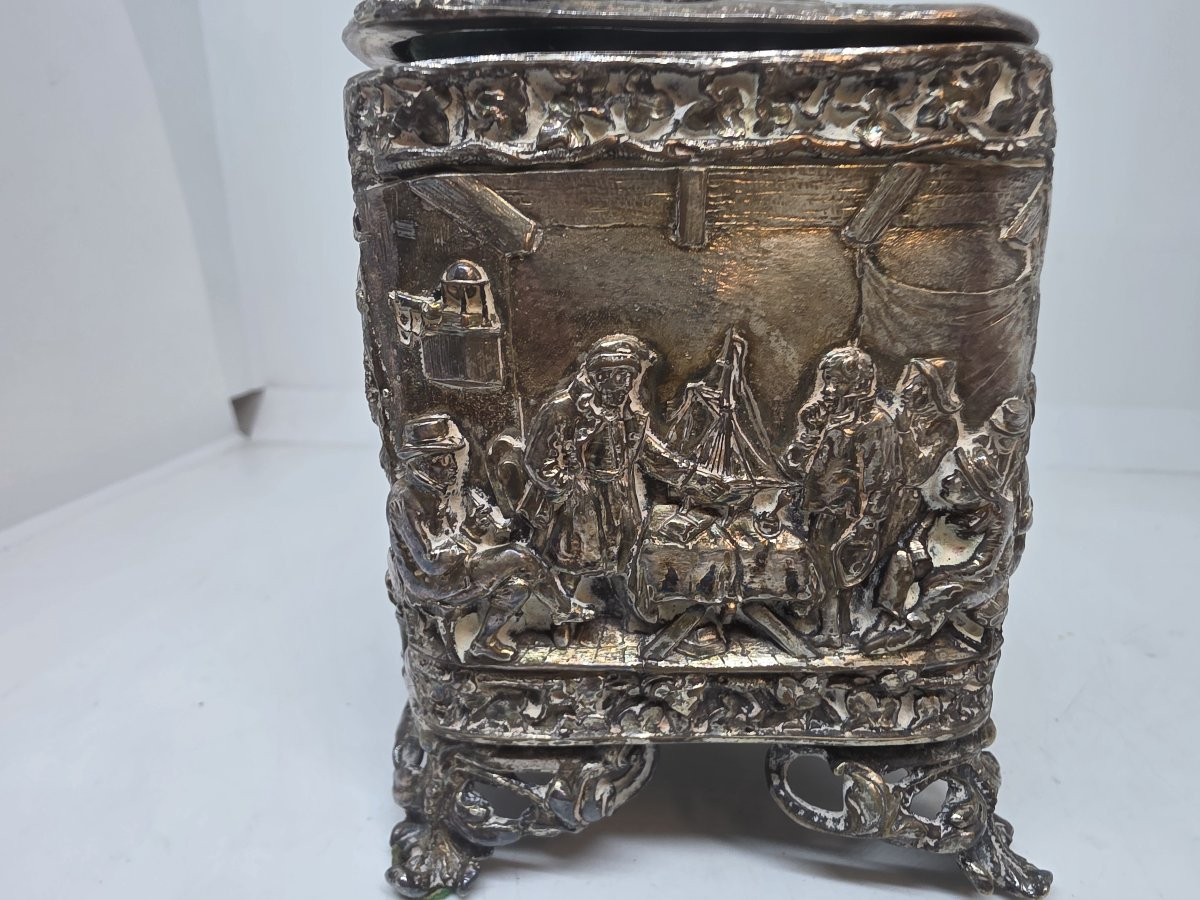 Portagioie in bronzo argentato del XIX secolo, decorato con scene di caccia e altro.-photo-1