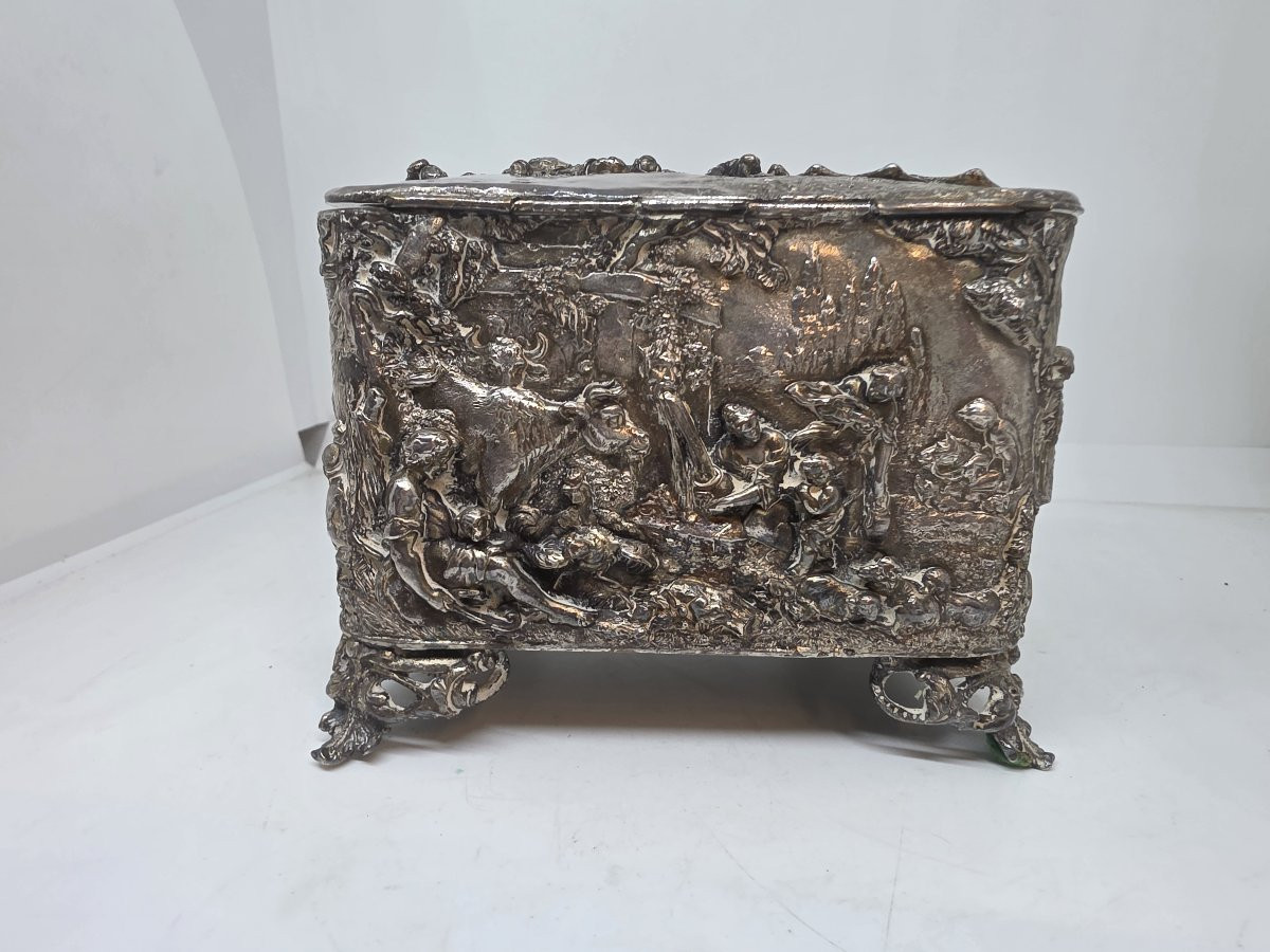 Portagioie in bronzo argentato del XIX secolo, decorato con scene di caccia e altro.-photo-2